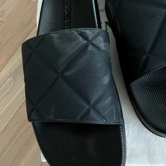 MENS BOTTEGA VENETA BLACK RUBBER QUILTED DESIGN POOL SLIDES SZ 41 / 9 - Picture 4 of 8